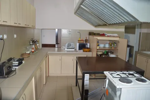 Кухнята с плотове, печка и аспиратор