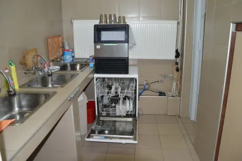 Мивки и отворена съдомиялна