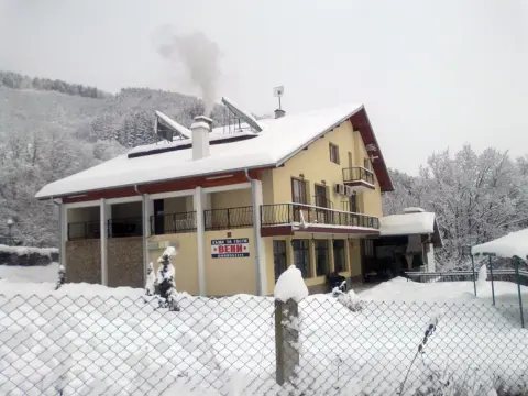Къщата под сняг, с дим от комина