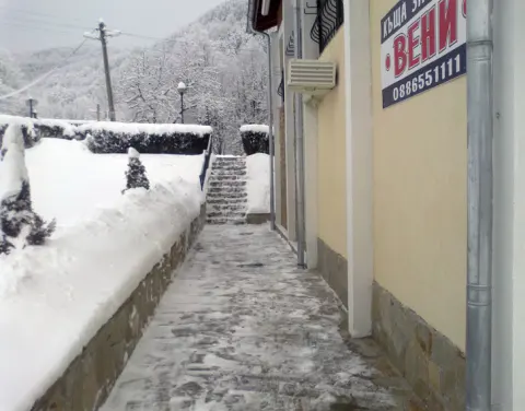 Пътеката покрай къщата и табелата ѝ