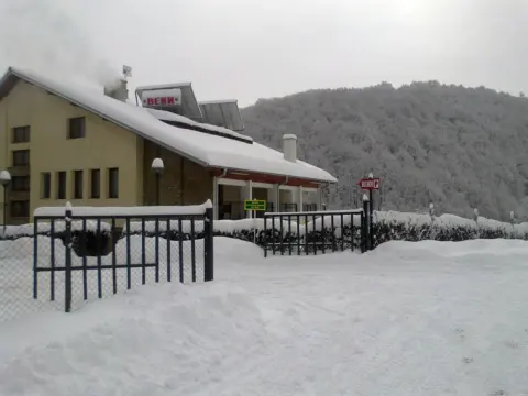 Заснеженият двор и къщата